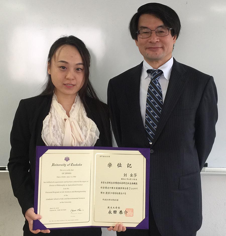 Liuさんと専攻長の田中俊之先生の写真