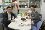 小倉室長と本多さんのコーヒータイムの写真